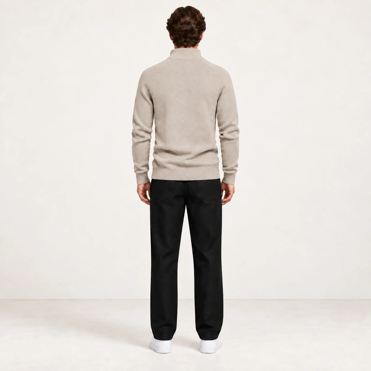 Pull demi-zip beige en maille côtelée, vue de dos dans le studio IVAREE