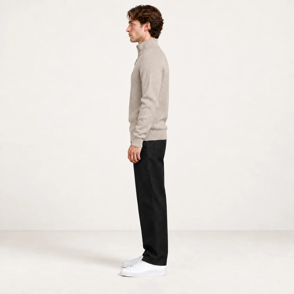 Pull demi-zip beige en maille côtelée, vue de profil dans le studio IVAREE