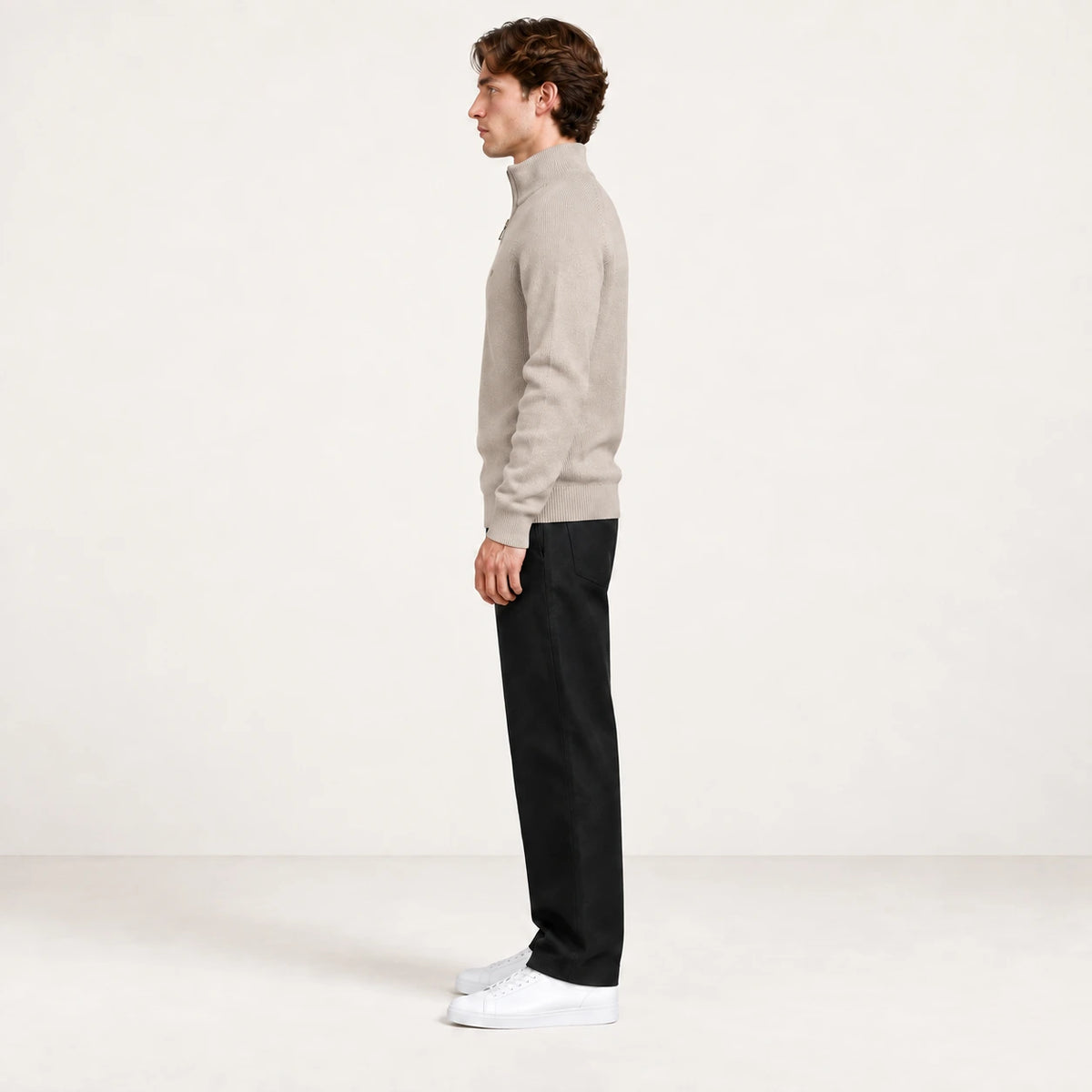 Pull demi-zip beige en maille côtelée, vue de profil dans le studio IVAREE