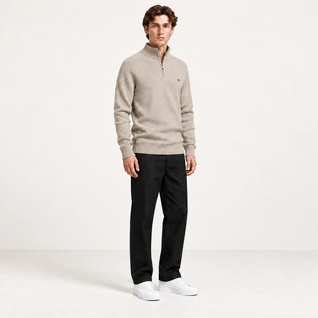 Pull demi-zip beige en maille côtelée, vue de trois-quarts dans le studio IVAREE