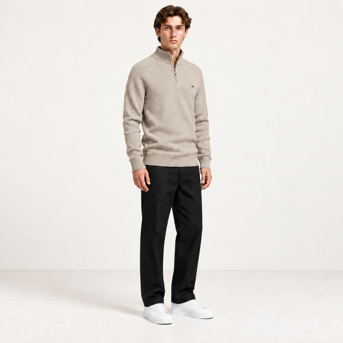 Pull demi-zip beige en maille côtelée, vue de trois-quarts dans le studio IVAREE
