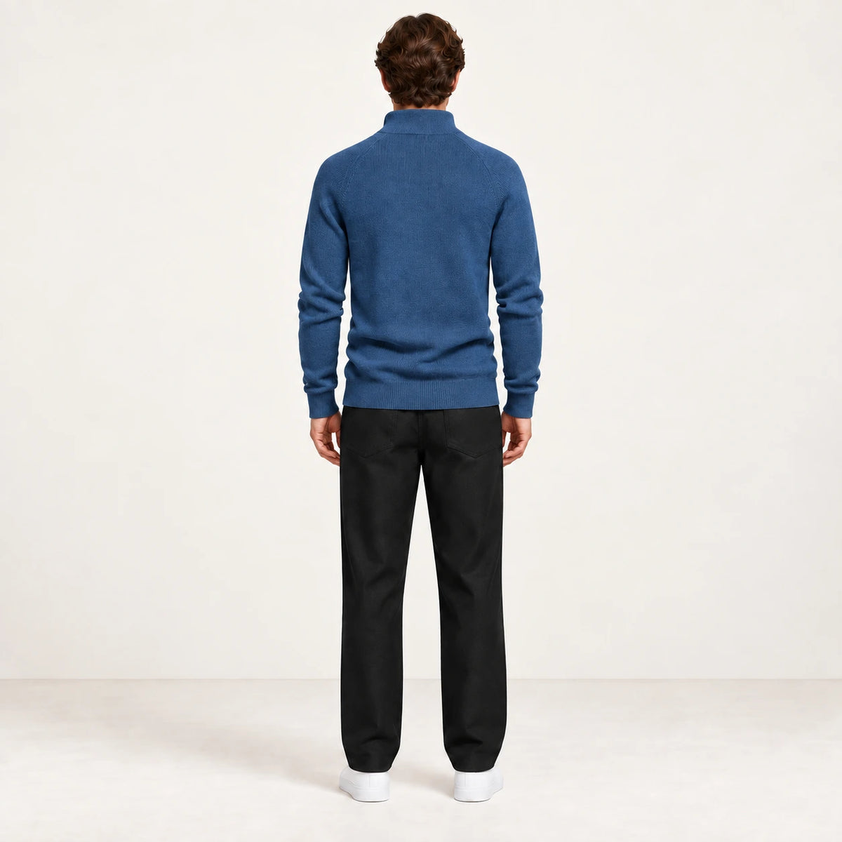 Pull demi-zip bleu en maille côtelée, vue de dos dans le studio IVAREE