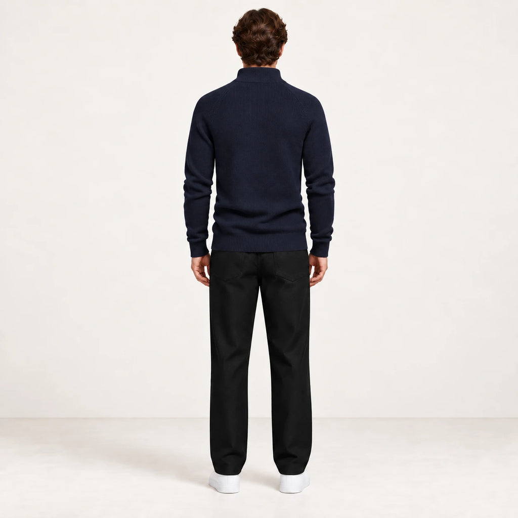 Pull demi-zip bleu marine en maille côtelée, vue de dos dans le studio IVAREE