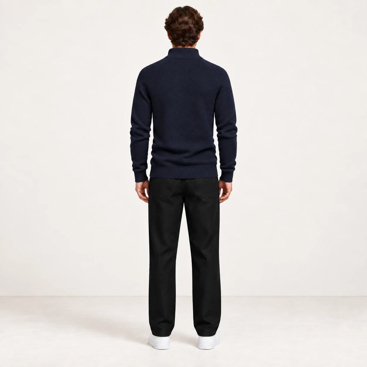 Pull demi-zip bleu marine en maille côtelée, vue de dos dans le studio IVAREE