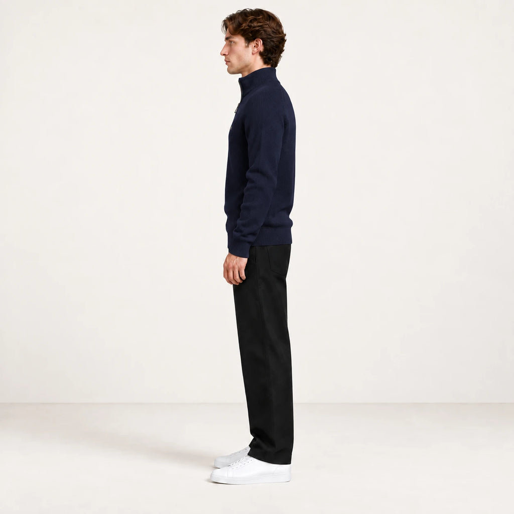 Pull demi-zip bleu marine en maille côtelée, vue de profil dans le studio IVAREE