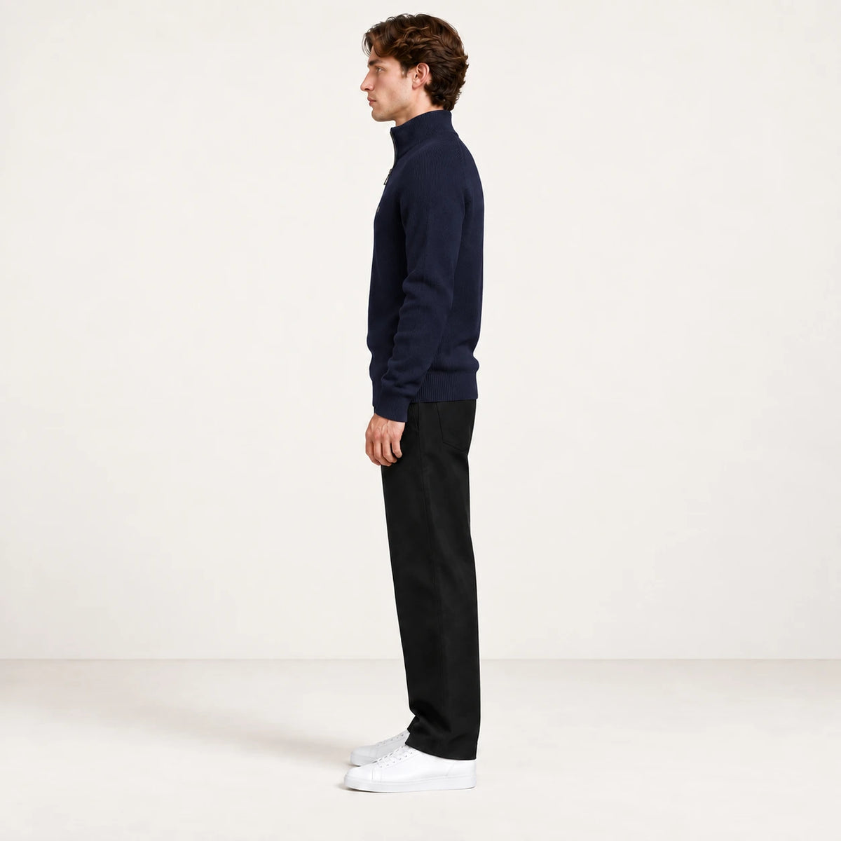 Pull demi-zip bleu marine en maille côtelée, vue de profil dans le studio IVAREE