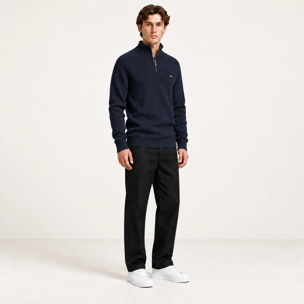 Pull demi-zip bleu marine en maille côtelée, vue de trois-quarts dans le studio IVAREE