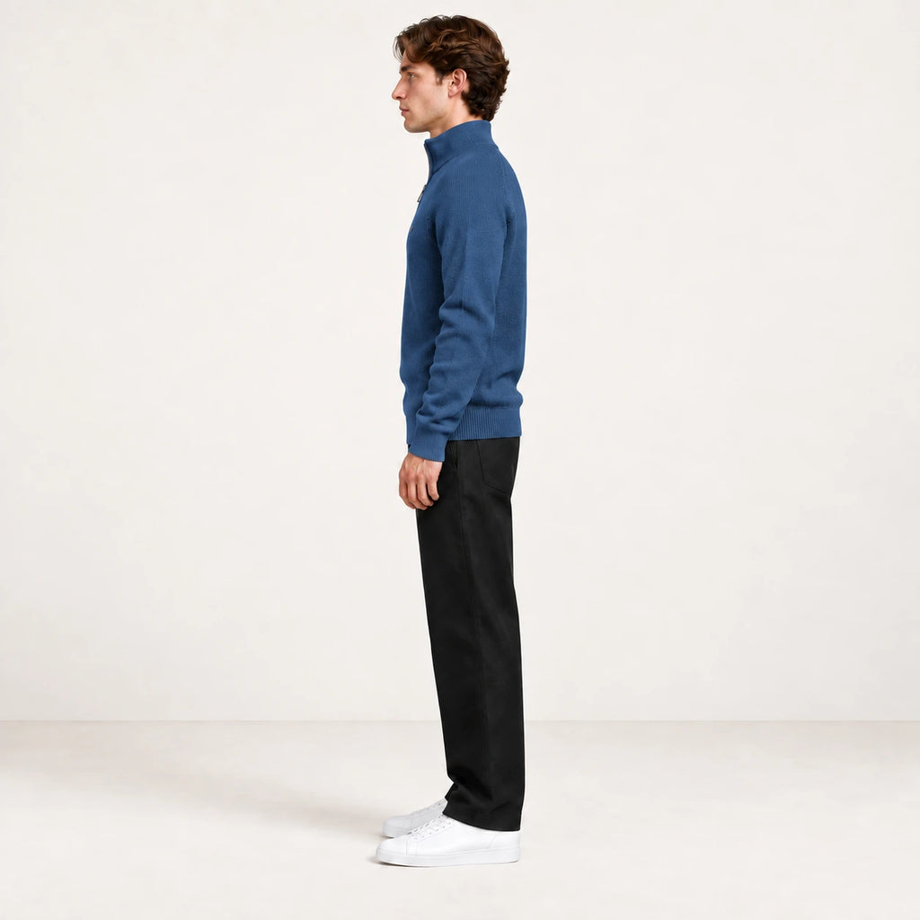 Pull demi-zip bleu en maille côtelée, vue de profil dans le studio IVAREE