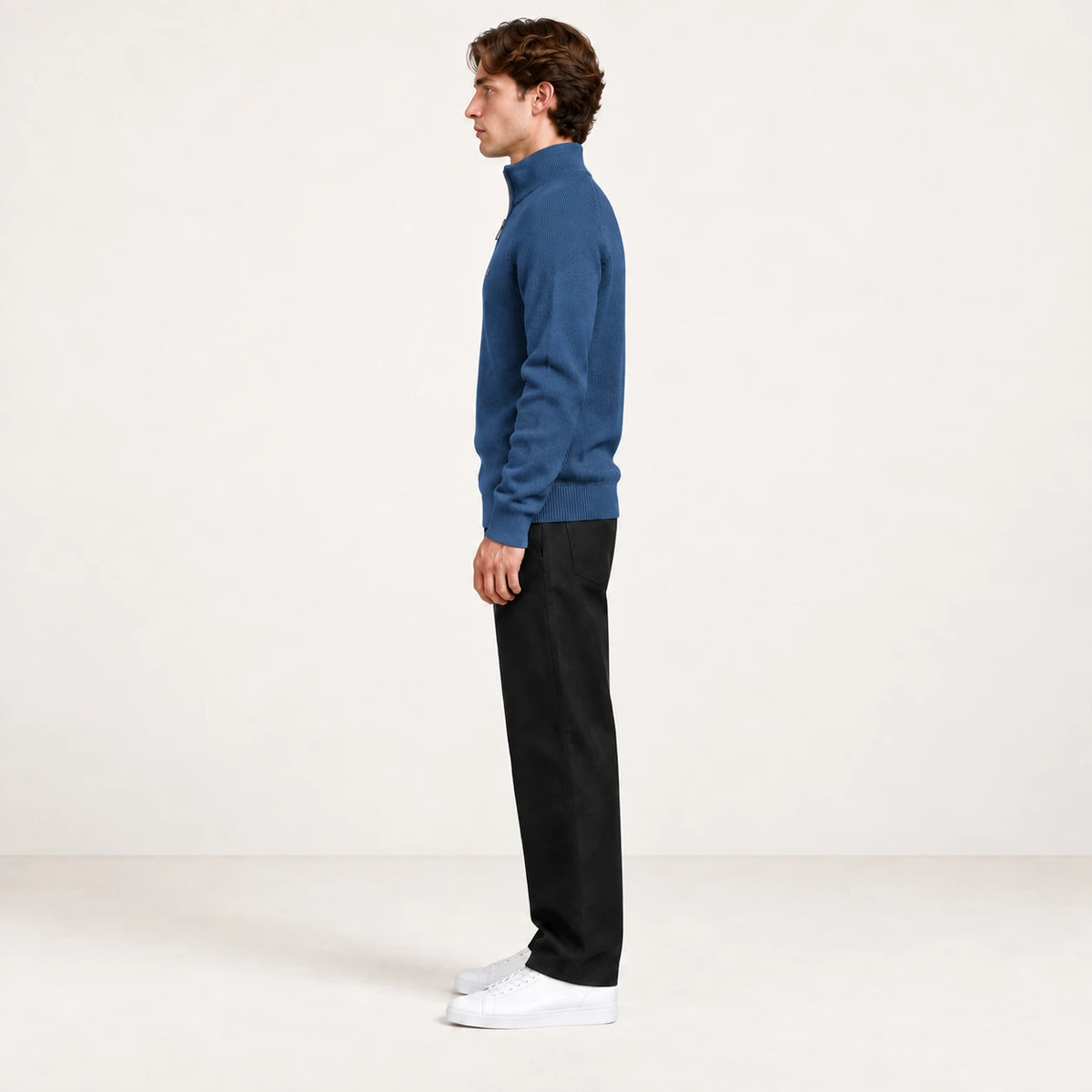 Pull demi-zip bleu en maille côtelée, vue de profil dans le studio IVAREE