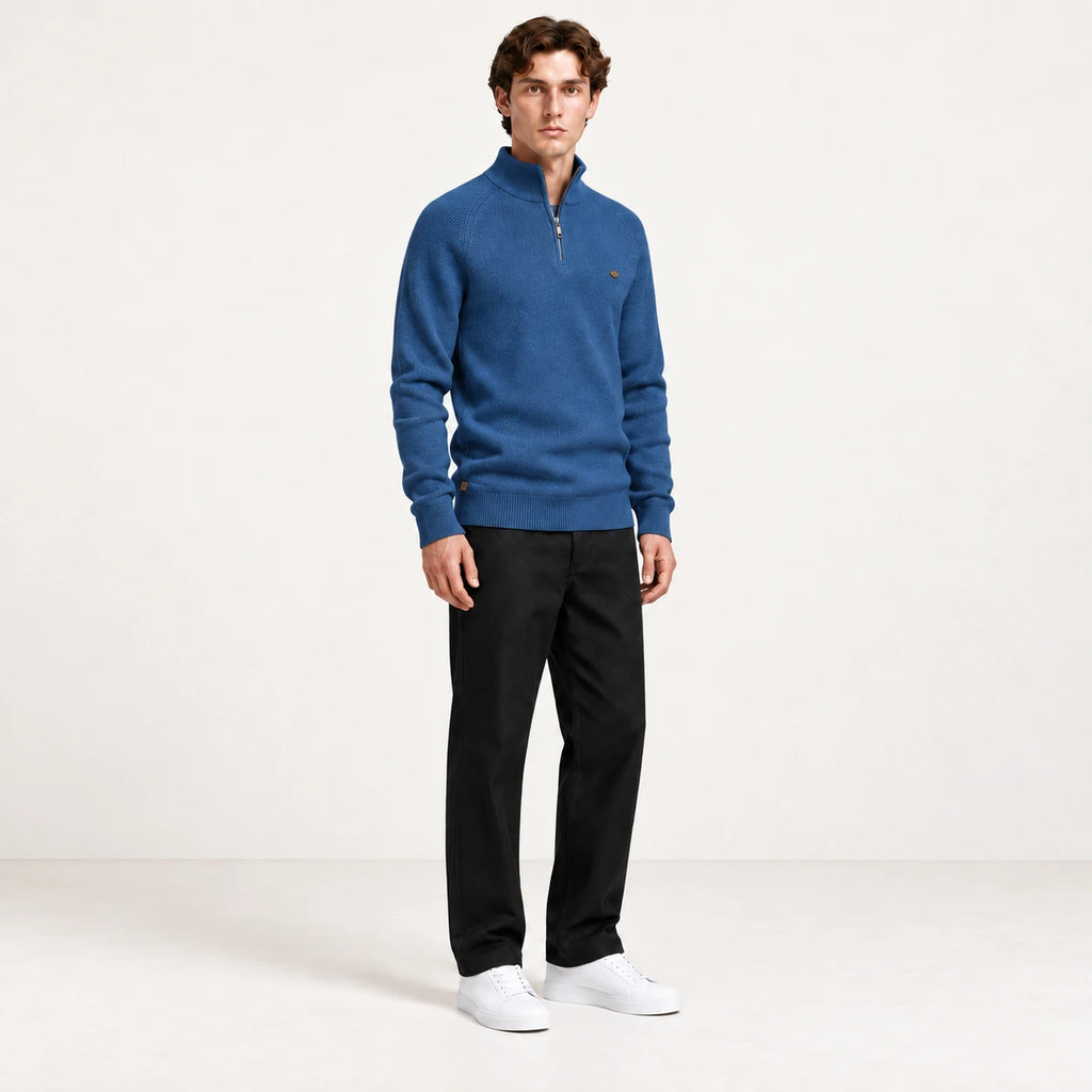 Pull demi-zip bleu en maille côtelée, vue de trois-quarts dans le studio IVAREE