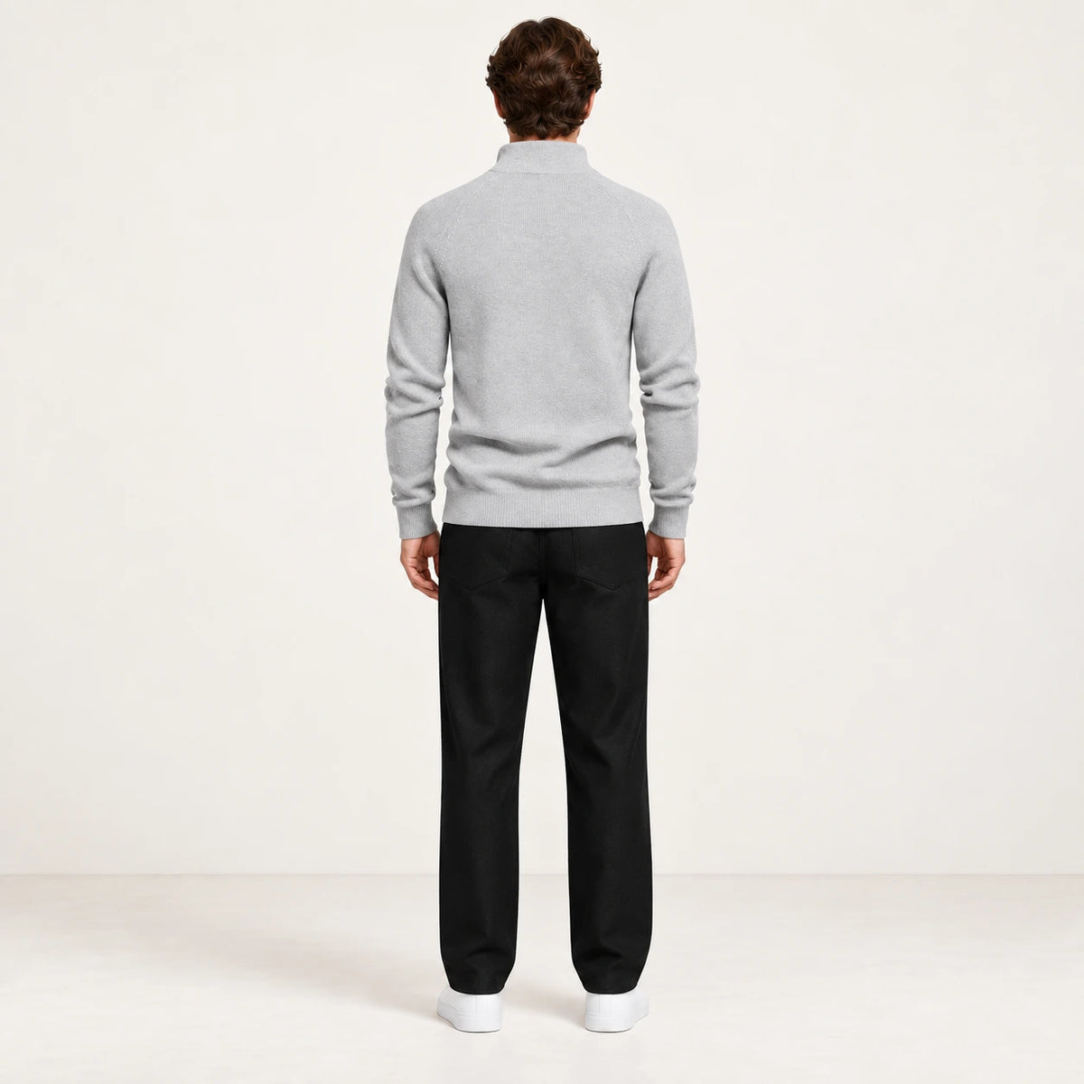 Pull demi-zip gris en maille côtelée, vue de dos dans le studio IVAREE