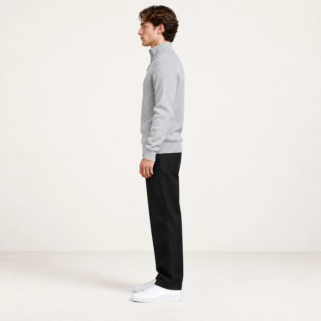 Pull demi-zip gris en maille côtelée, vue de profil dans le studio IVAREE