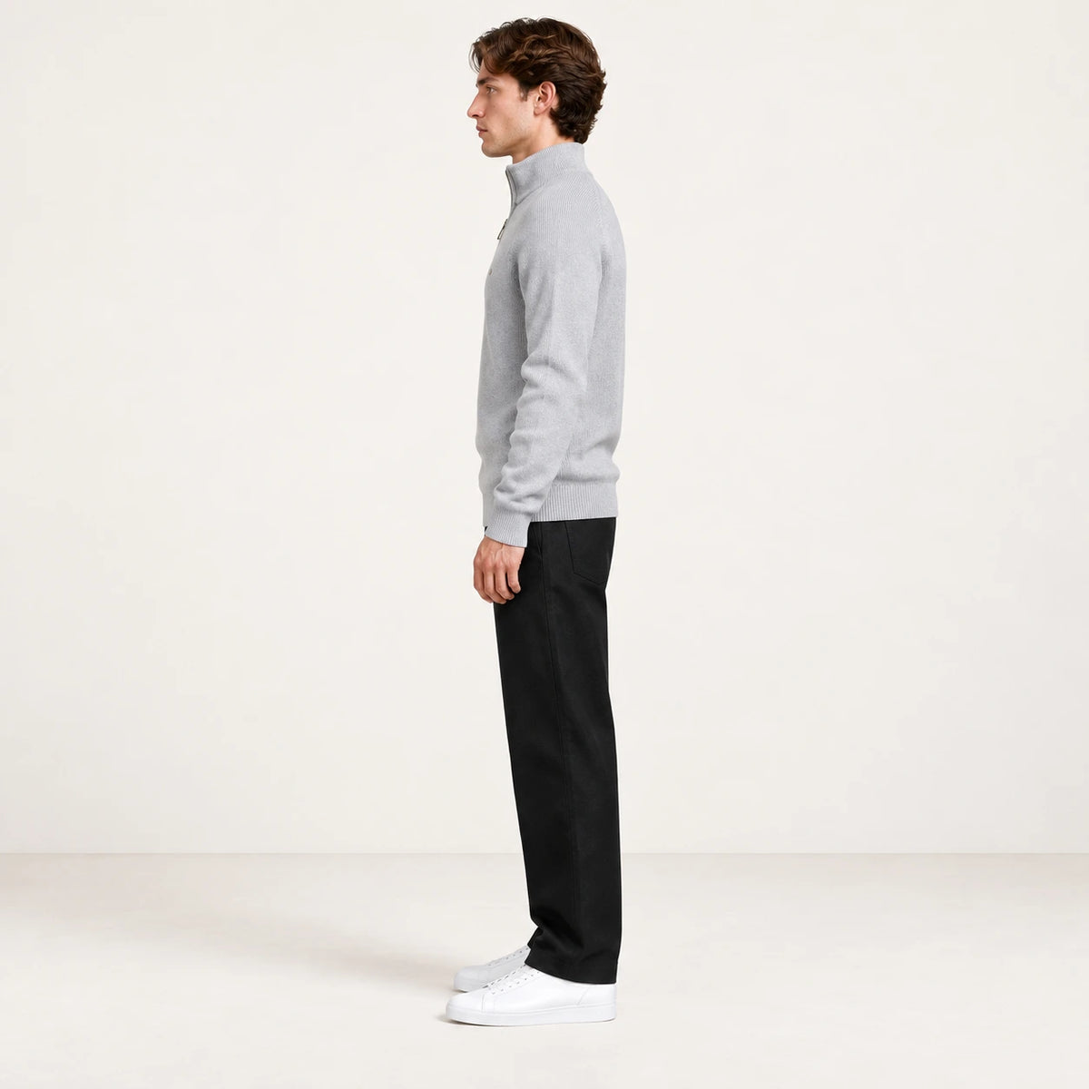 Pull demi-zip gris en maille côtelée, vue de profil dans le studio IVAREE