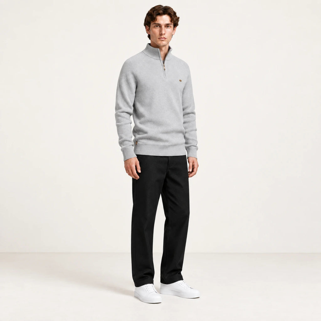 Pull demi-zip gris en maille côtelée, vue de trois-quarts dans le studio IVAREE