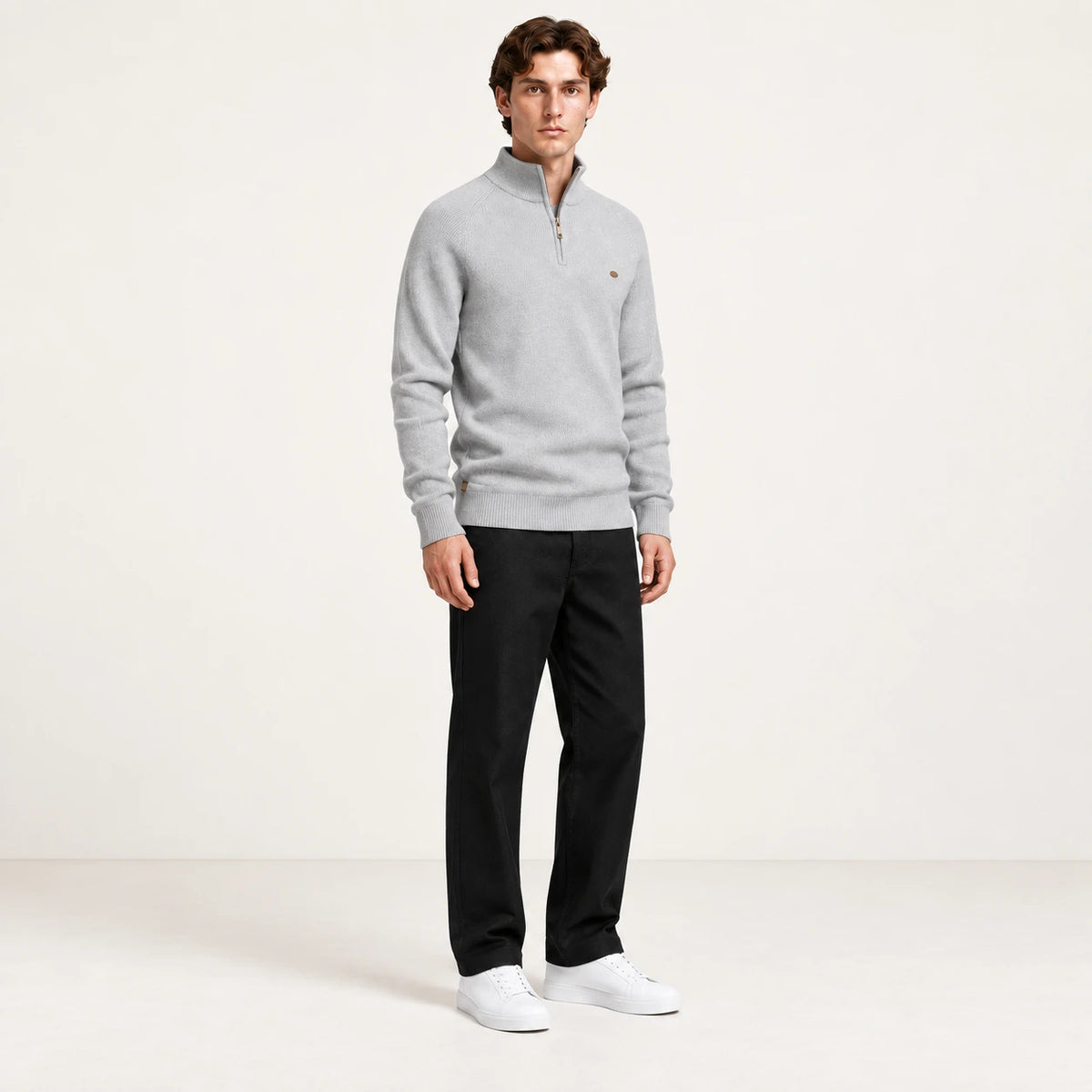 Pull demi-zip gris en maille côtelée, vue de trois-quarts dans le studio IVAREE