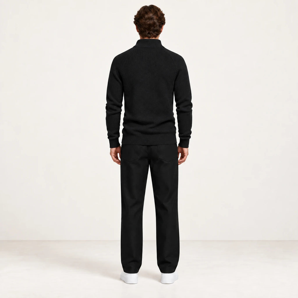 Pull demi-zip noir en maille côtelée, vue de dos dans le studio IVAREE