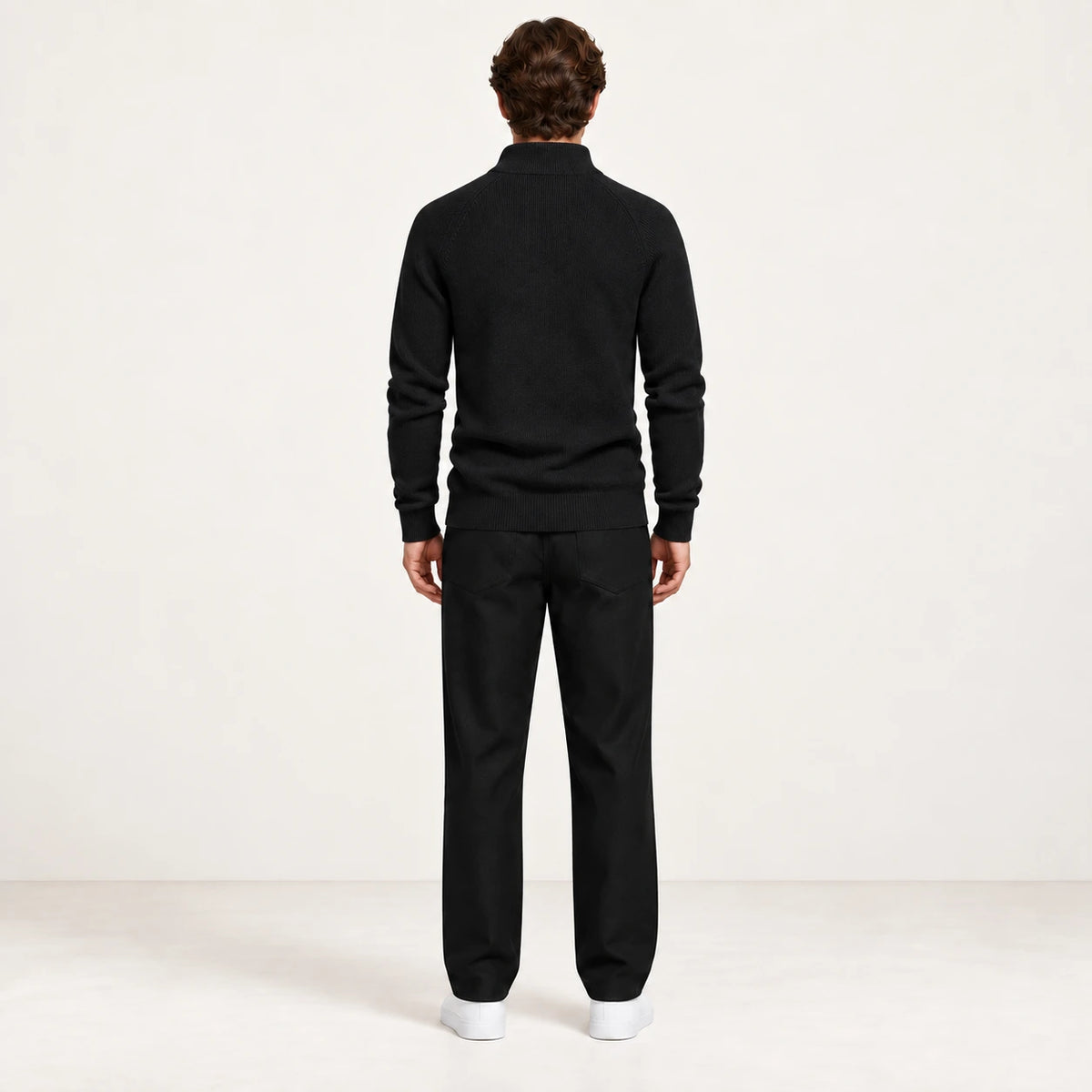 Pull demi-zip noir en maille côtelée, vue de dos dans le studio IVAREE