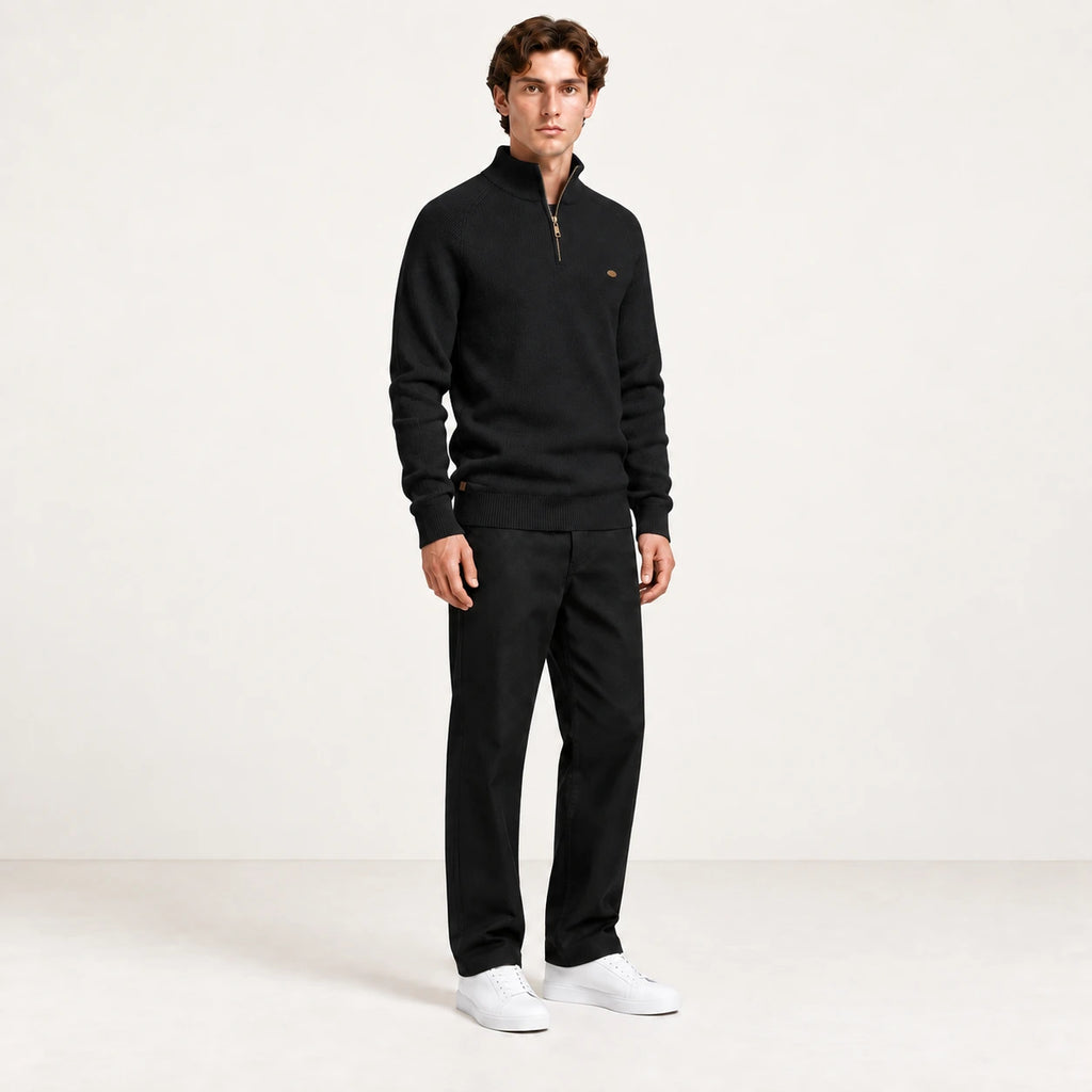 Pull demi-zip noir en maille côtelée, vue de trois-quarts dans le studio IVAREE