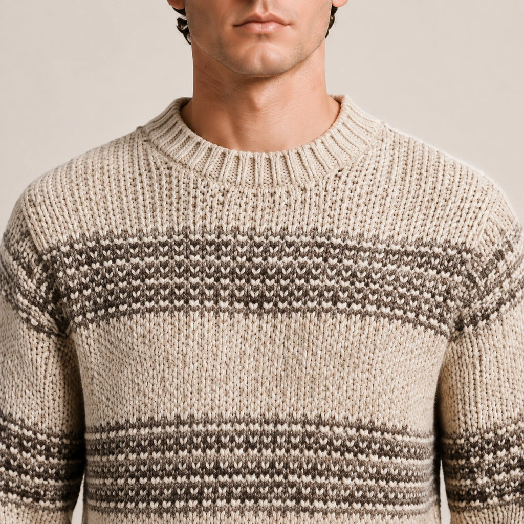 Détail du col rond et de la grosse maille beige à rayures contrastées du pull IVAREE.