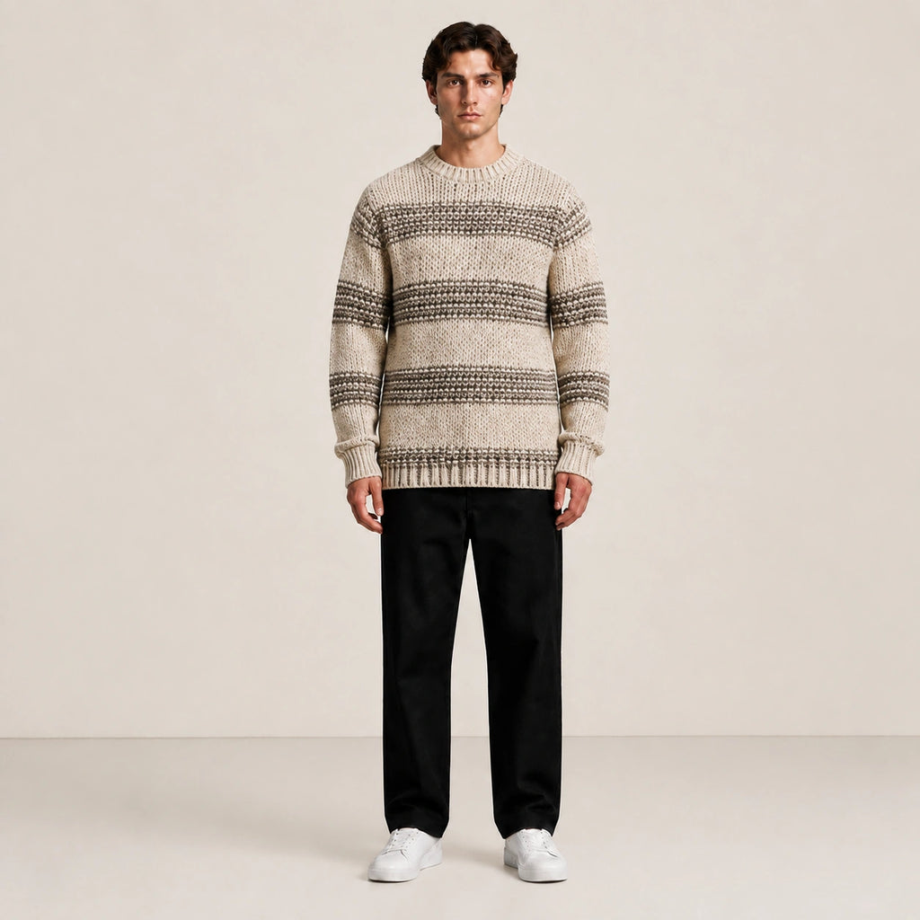 Pull homme en grosse maille beige à rayures, porté de face en studio IVAREE.