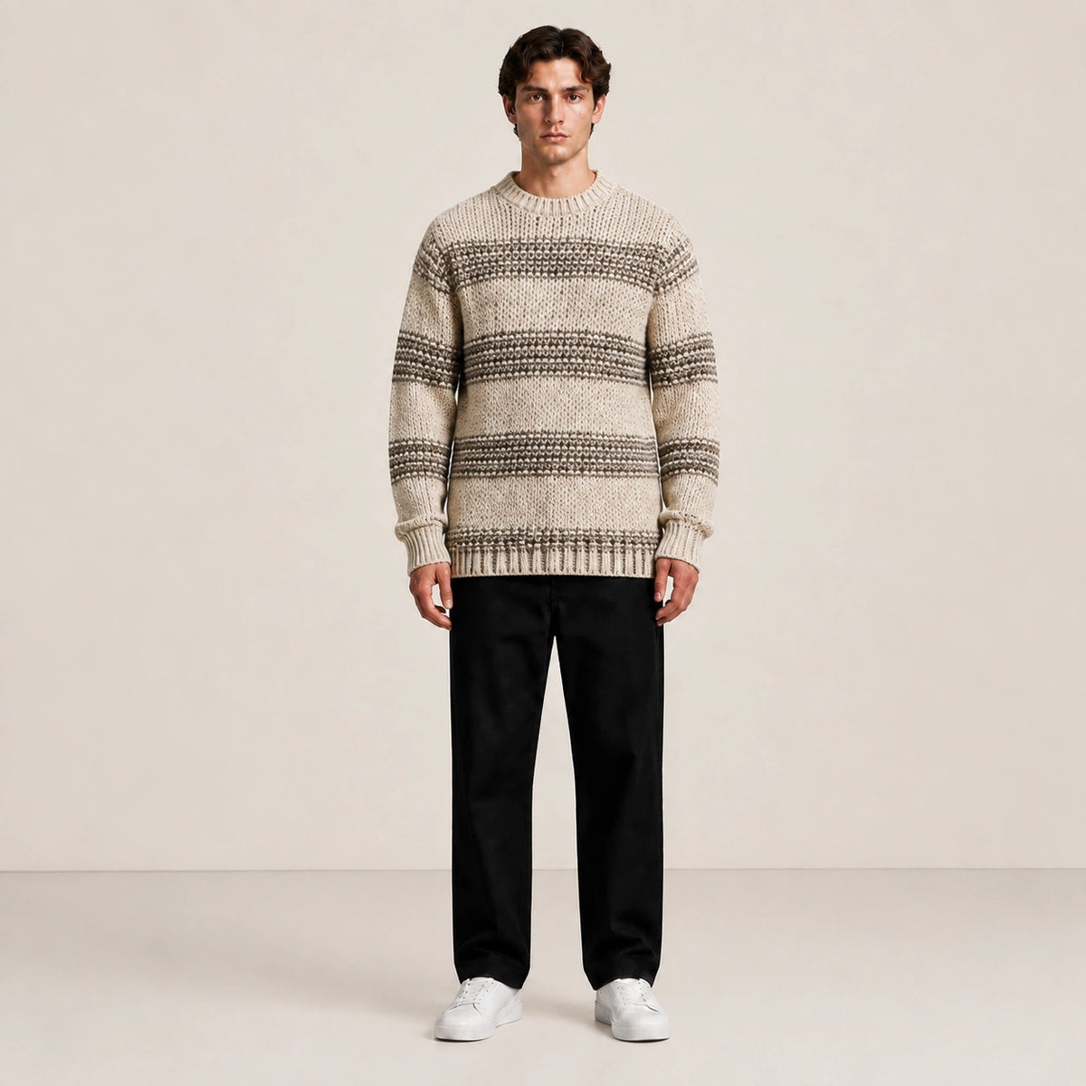 Pull homme en grosse maille beige à rayures, porté de face en studio IVAREE.
