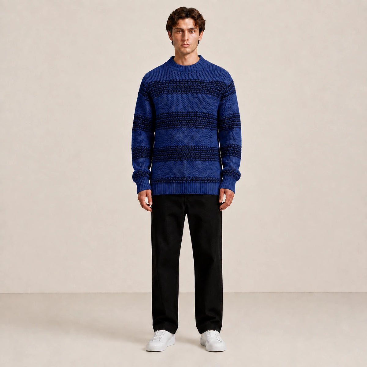 Pull homme en grosse maille bleu marine à rayures, porté de face en studio IVAREE.
