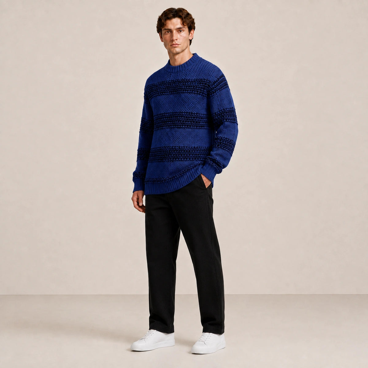 Pull homme bleu marine, porté de trois-quarts en pied dans le studio IVAREE.