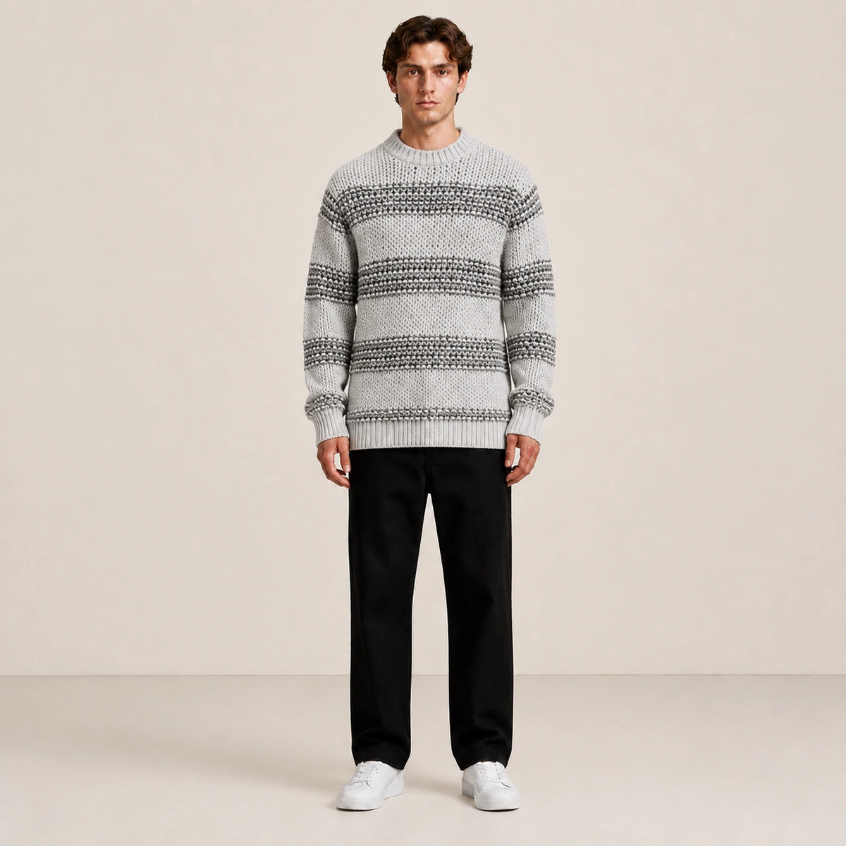 Pull homme en grosse maille gris à rayures, porté de face en studio IVAREE.
