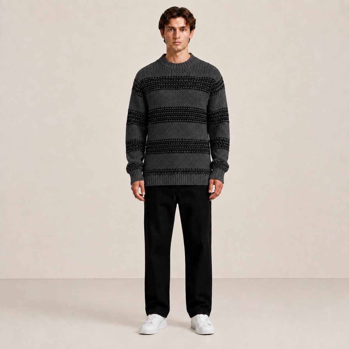 Pull homme en grosse maille noir à rayures, porté de face en studio IVAREE.