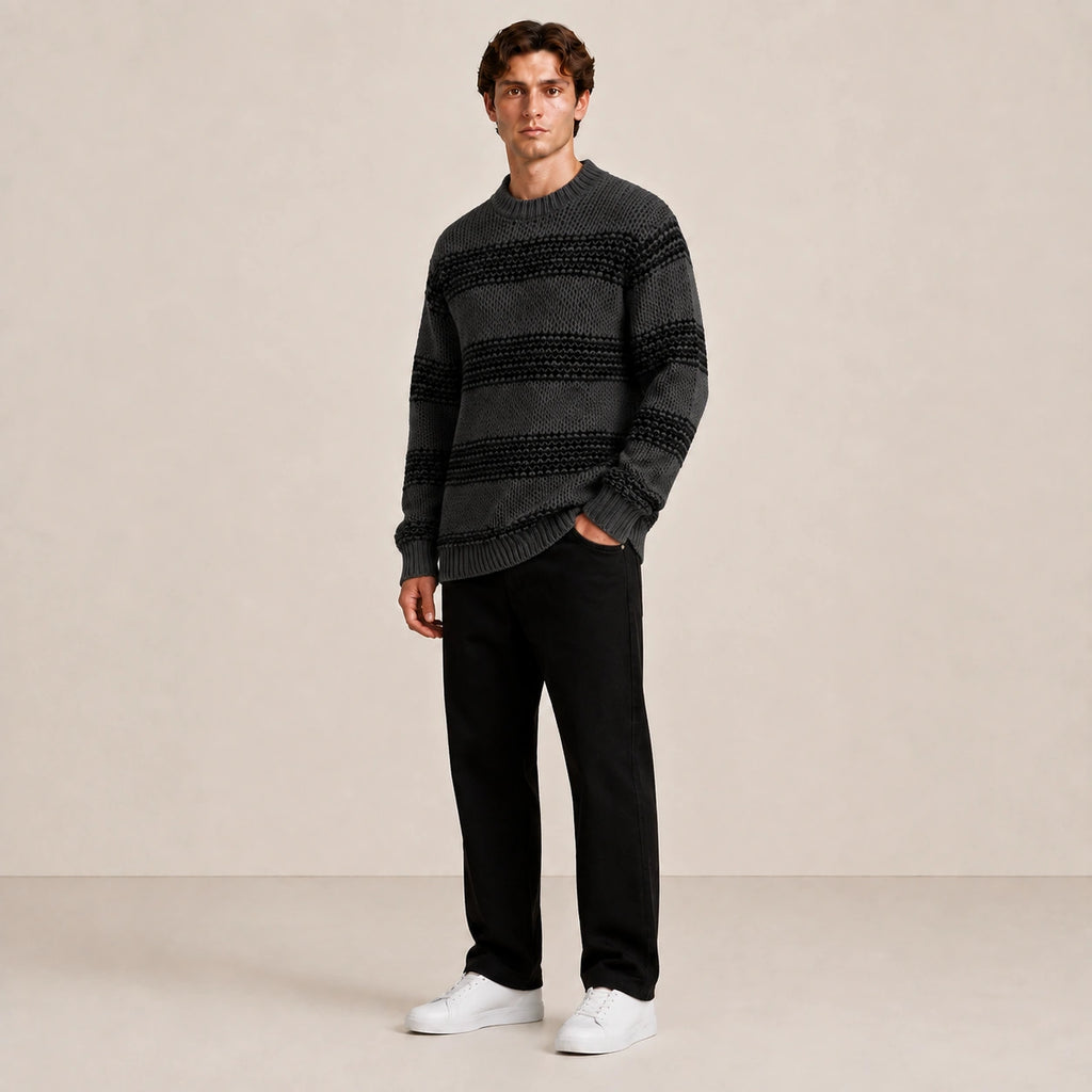 Pull homme noir, porté de trois-quarts en pied dans le studio IVAREE.