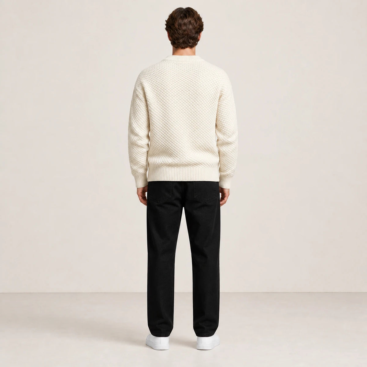 Pull jacquard blanc porté de dos dans le studio IVAREE.