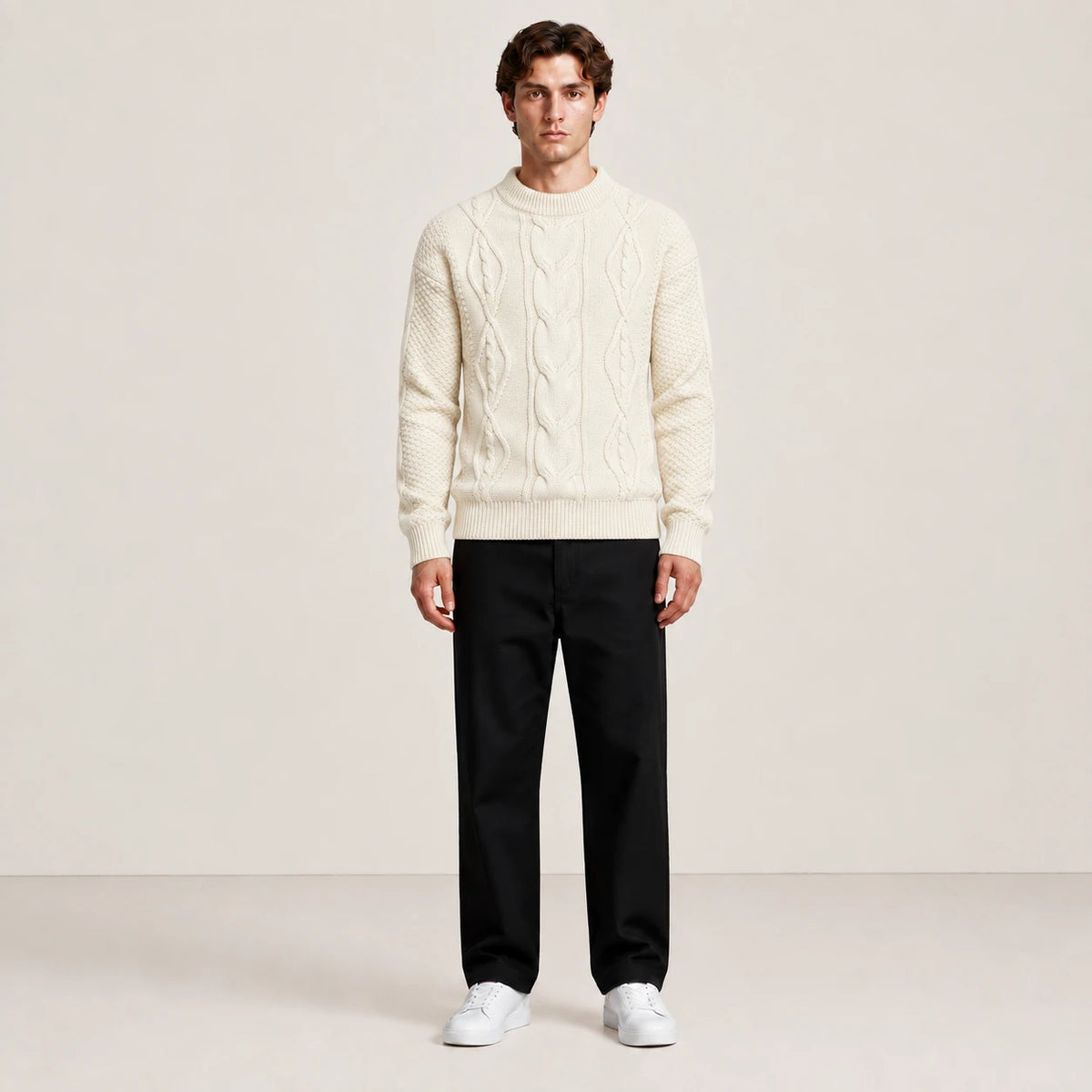 Pull jacquard blanc porté de face dans le studio IVAREE.