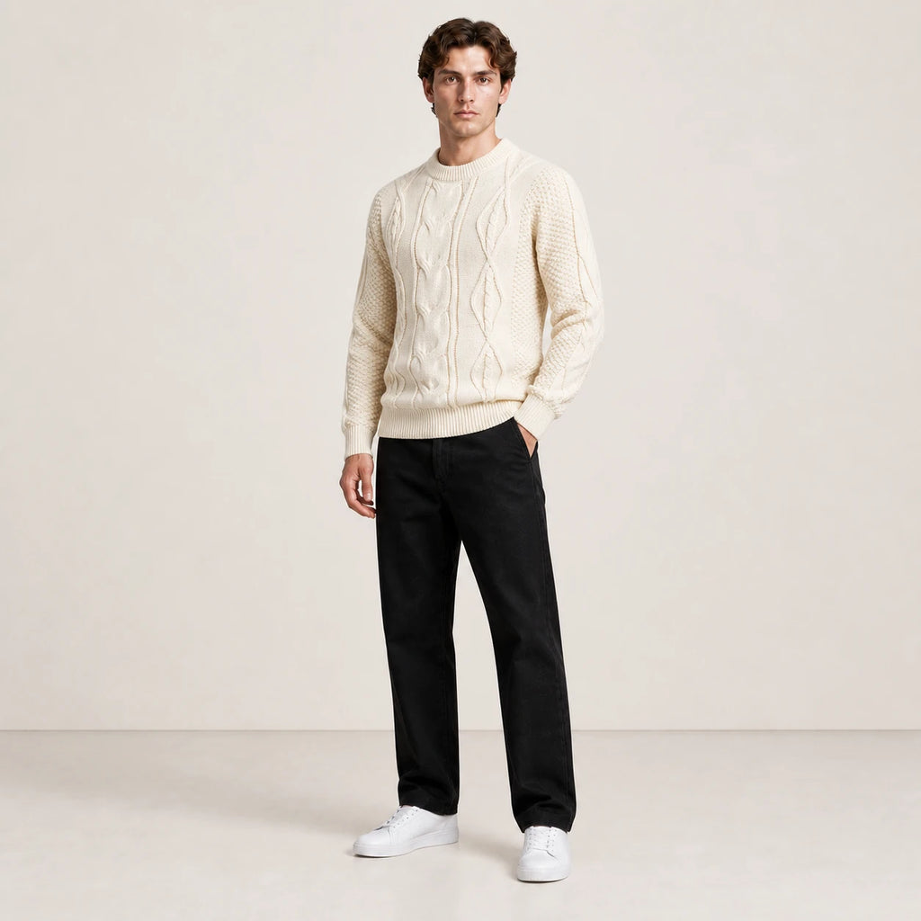Pull jacquard blanc porté de trois-quarts dans le studio IVAREE.
