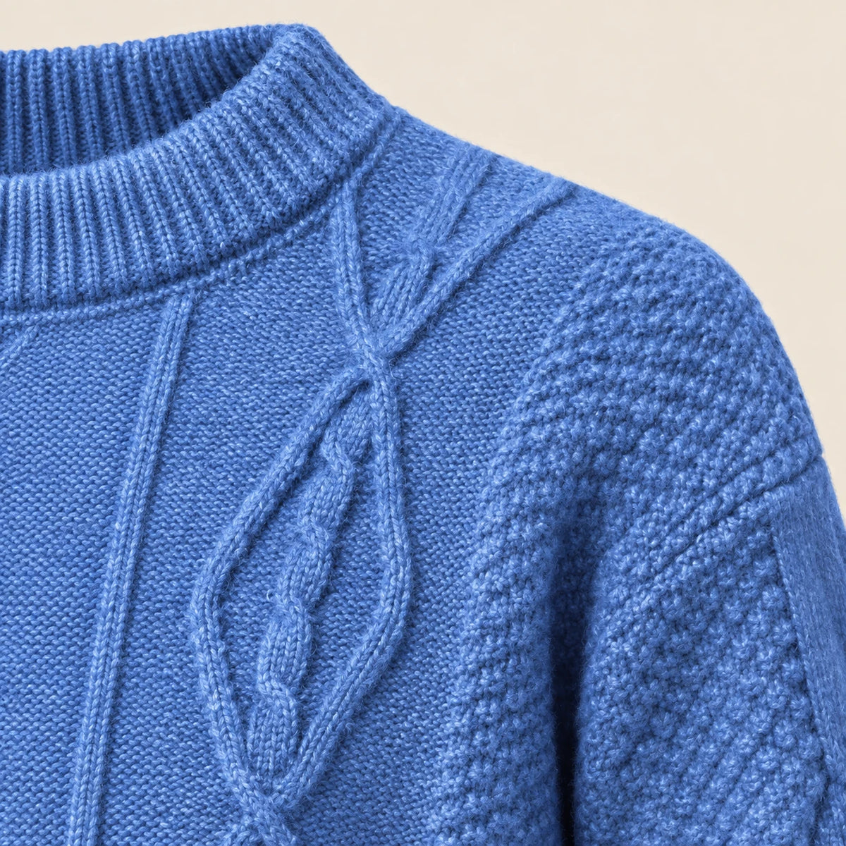 Pull jacquard bleu détail de la grosse maille dans le studio IVAREE.