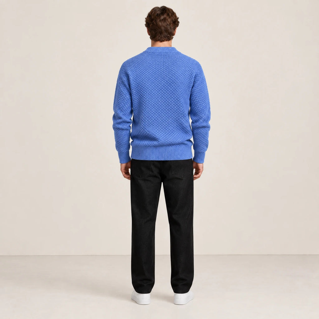 Pull jacquard bleu porté de dos dans le studio IVAREE.