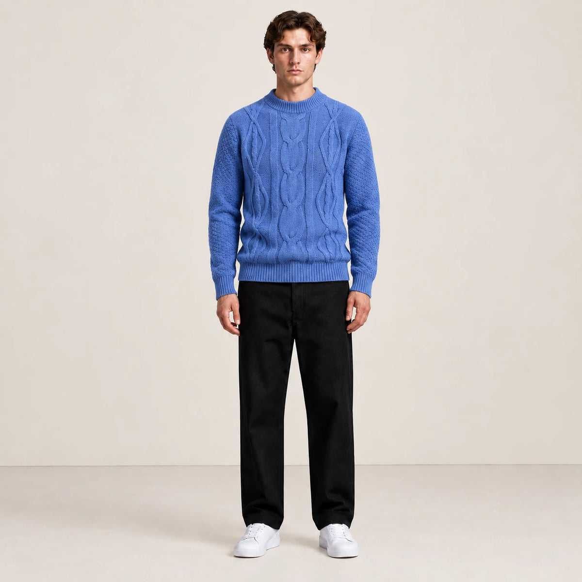 Pull jacquard bleu porté de face dans le studio IVAREE.