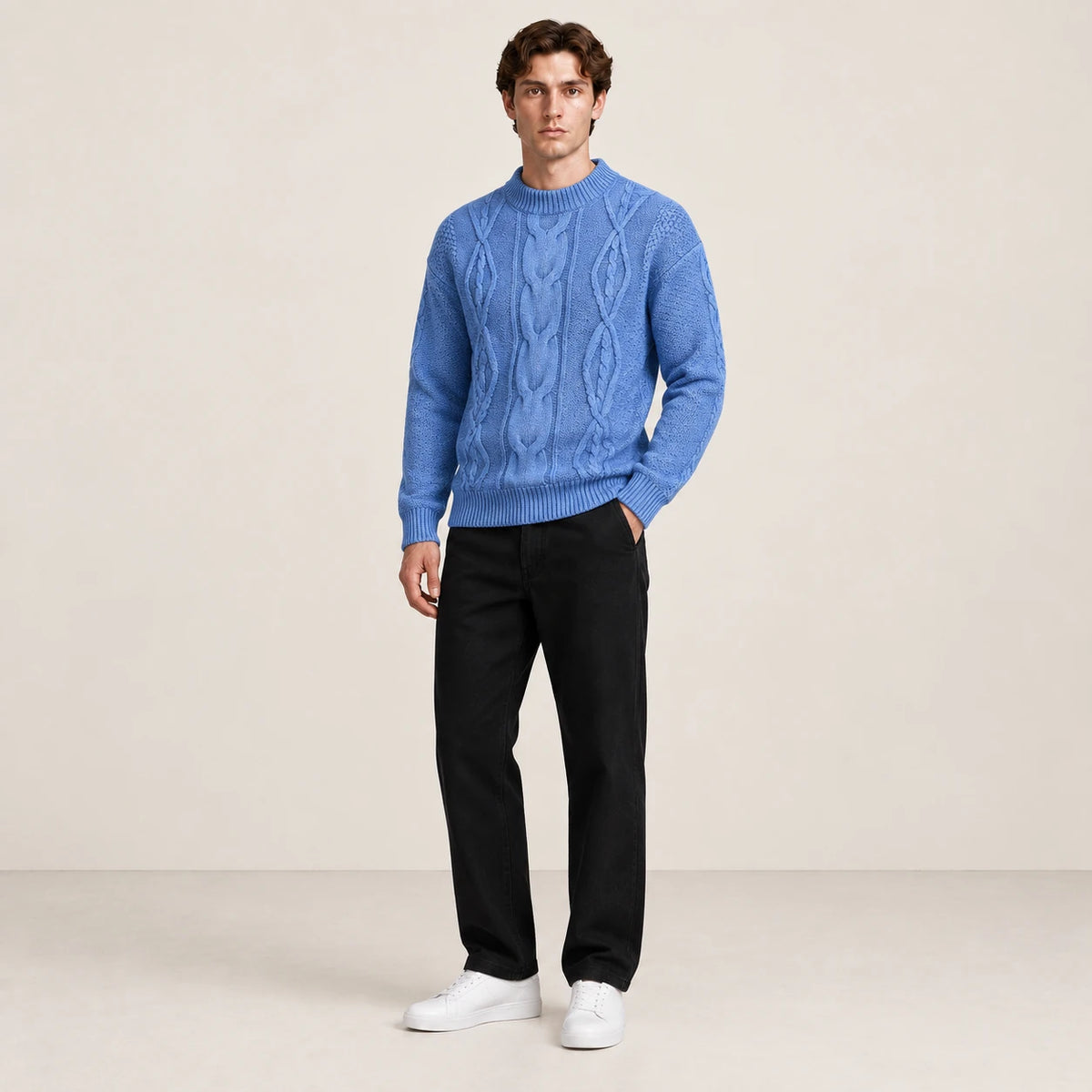 Pull jacquard bleu porté de trois-quarts dans le studio IVAREE.