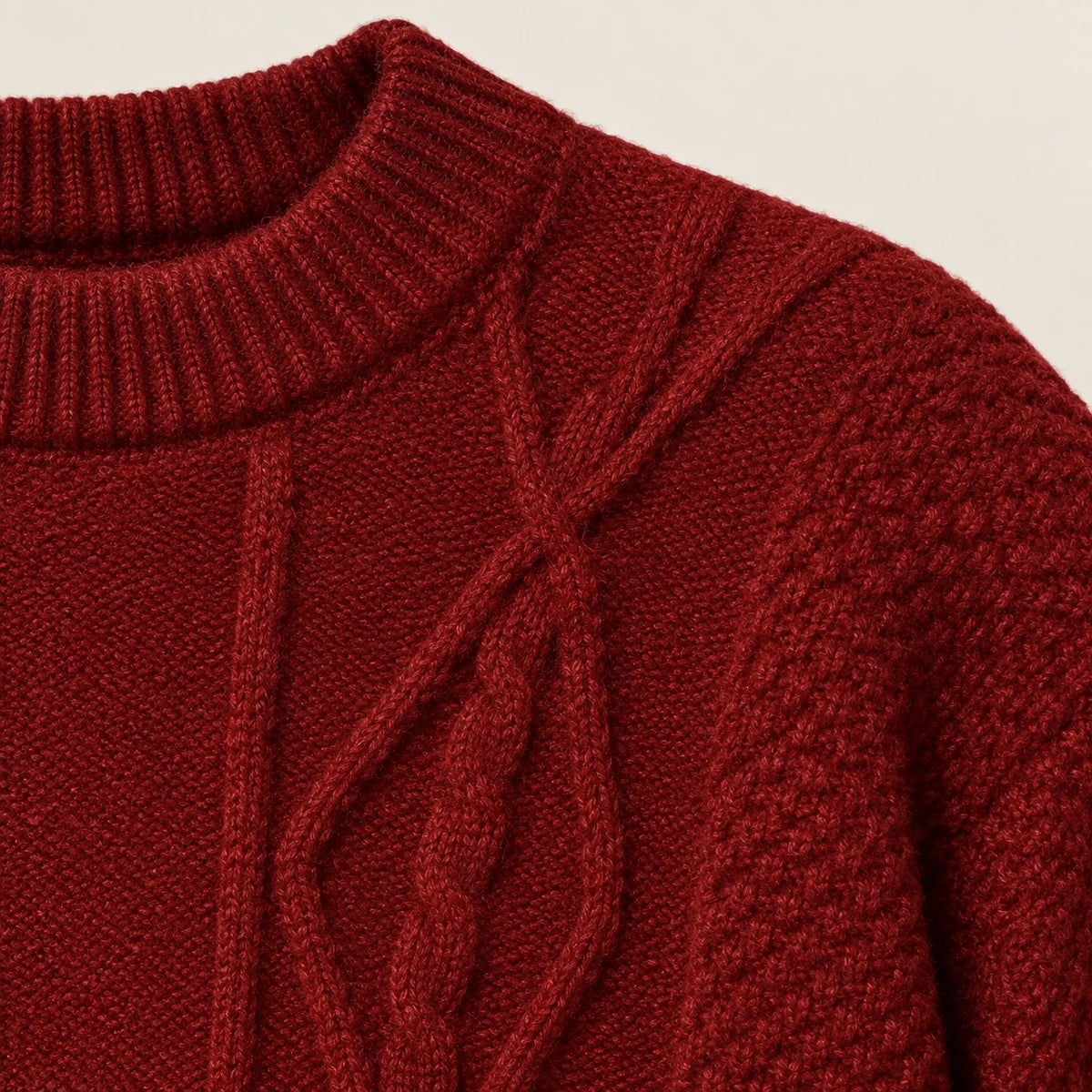Pull jacquard bordeaux détail de la grosse maille dans le studio IVAREE.