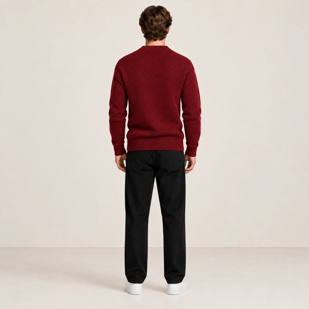 Pull jacquard bordeaux porté de dos dans le studio IVAREE.