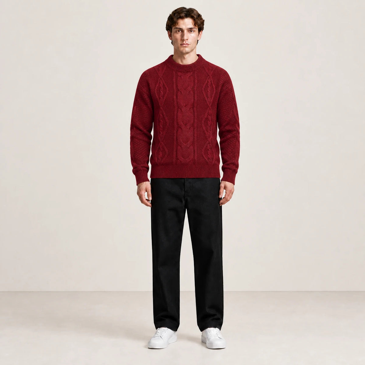 Pull jacquard bordeaux porté de face dans le studio IVAREE.