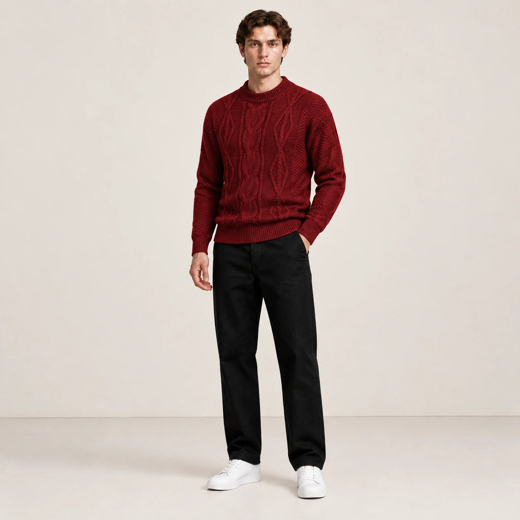 Pull jacquard bordeaux porté de trois-quarts dans le studio IVAREE.