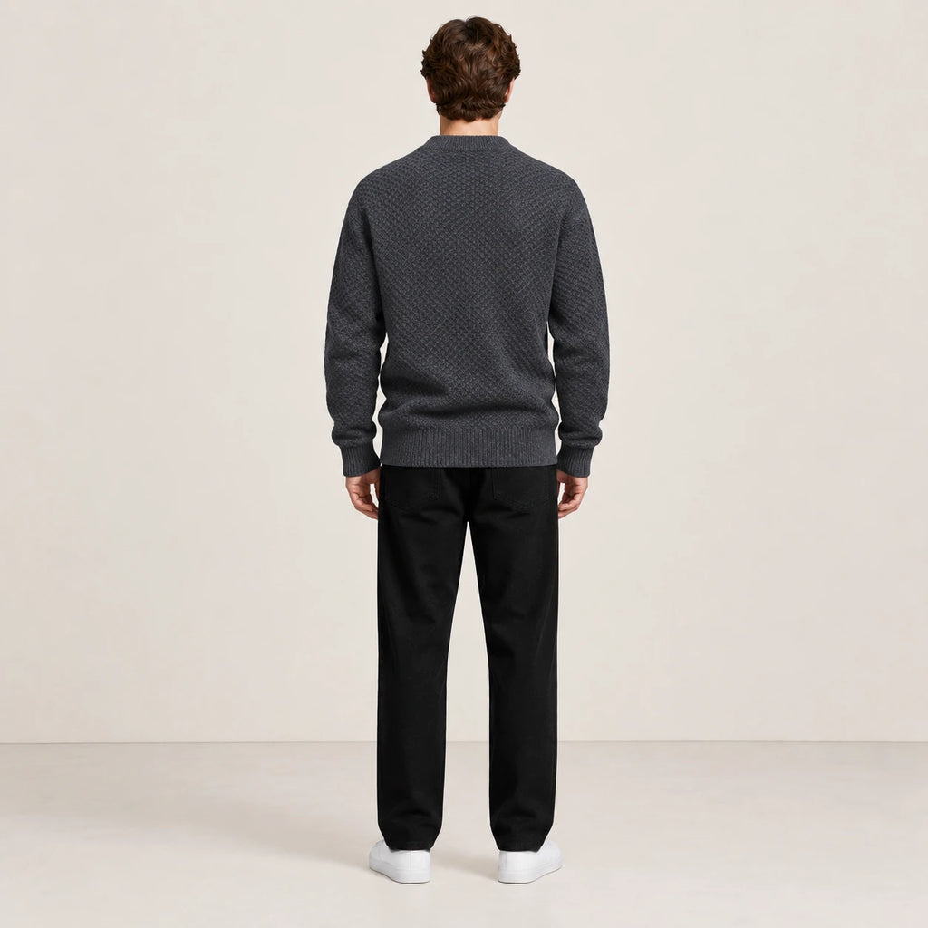 Pull jacquard gris foncé porté de dos dans le studio IVAREE.