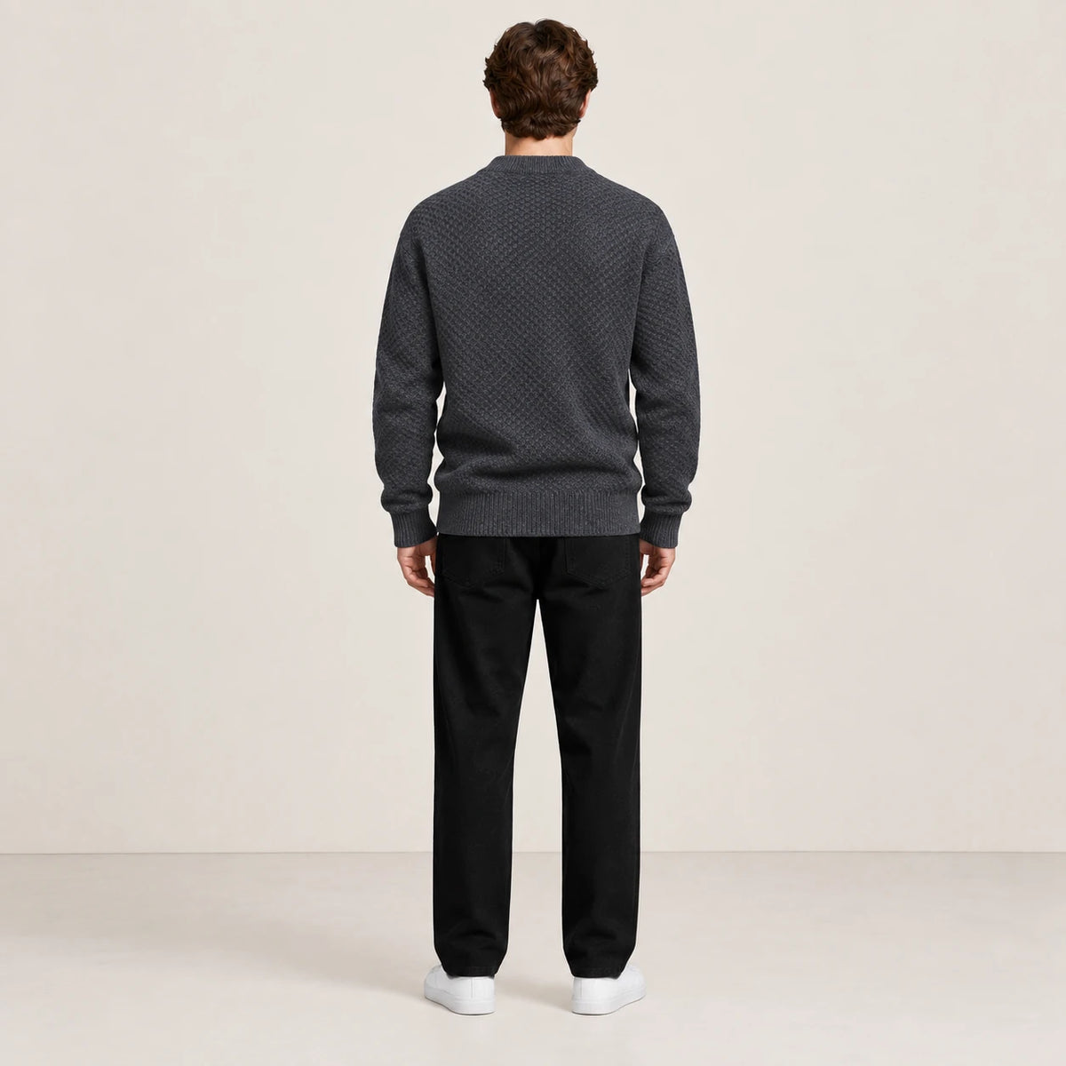 Pull jacquard gris foncé porté de dos dans le studio IVAREE.