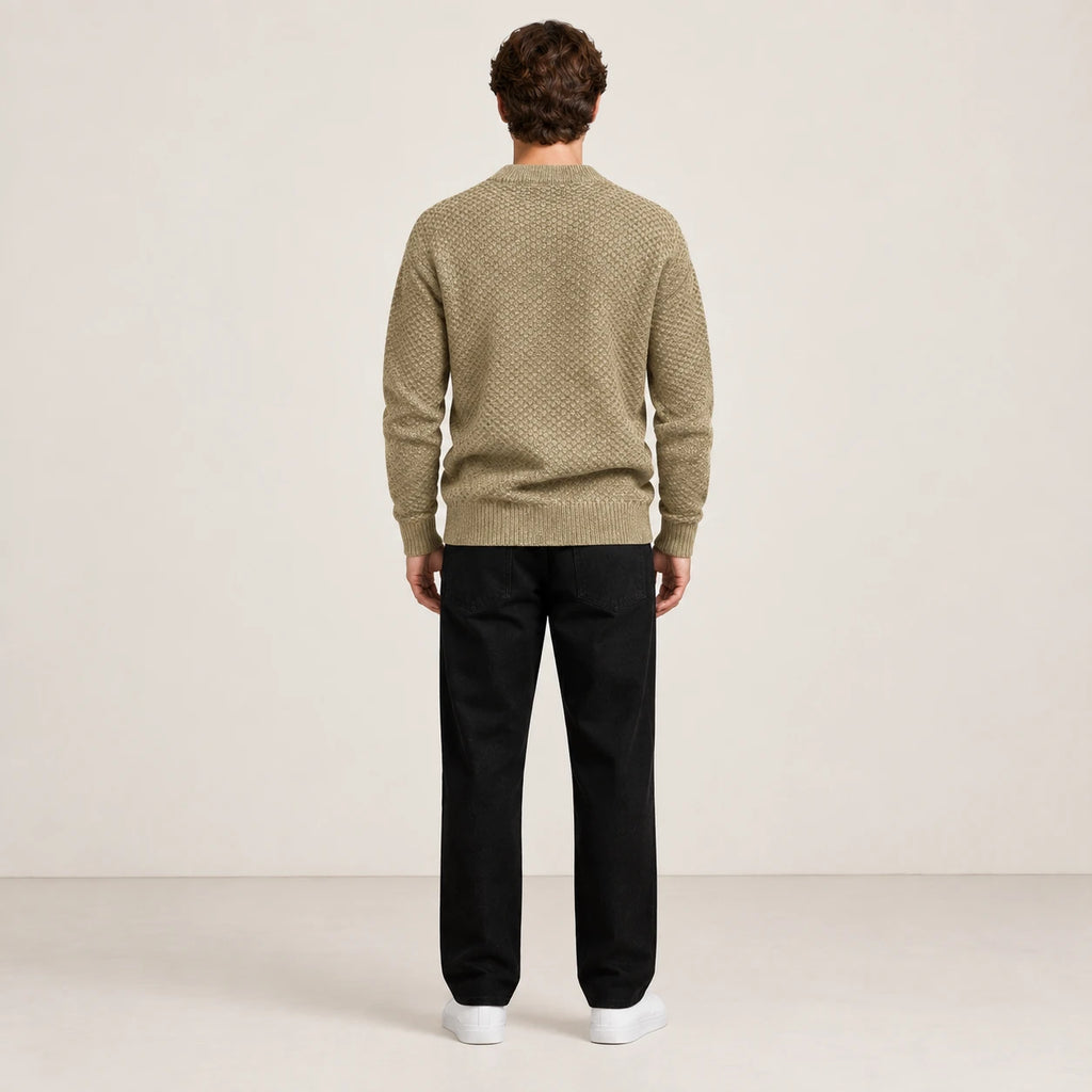 Pull jacquard kaki porté de dos dans le studio IVAREE.
