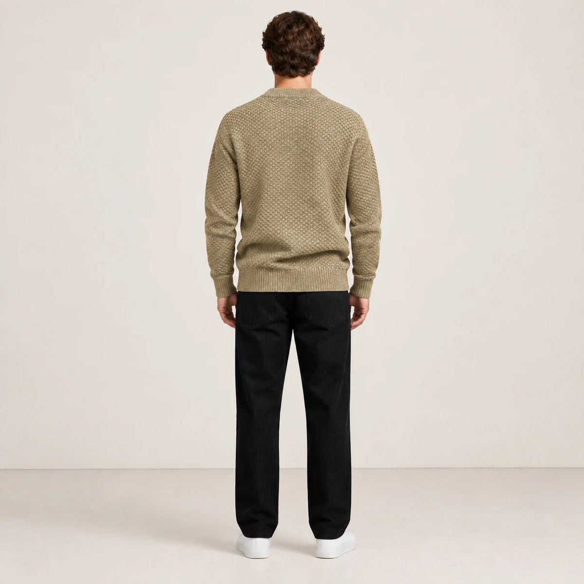 Pull jacquard kaki porté de dos dans le studio IVAREE.