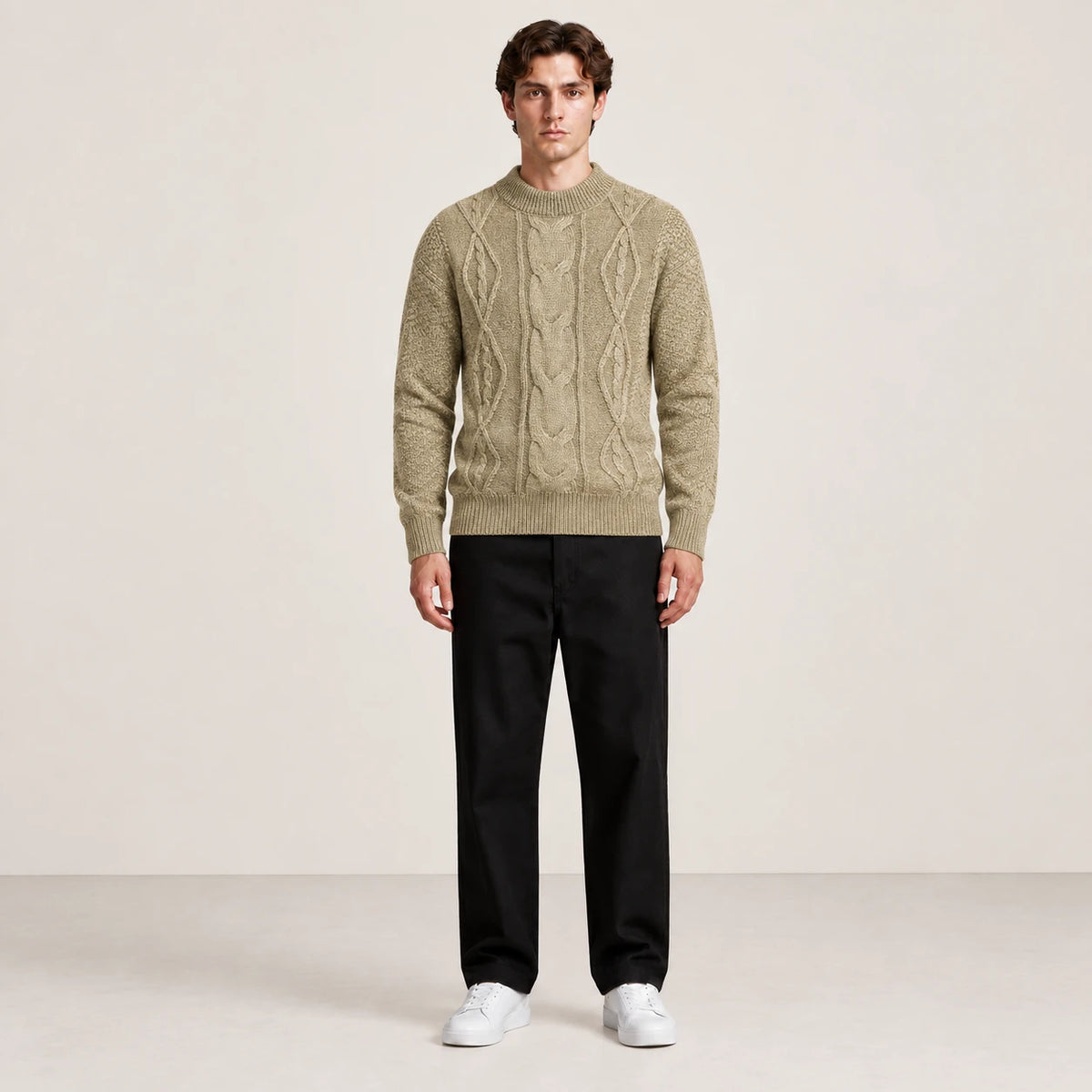 Pull jacquard kaki porté de face dans le studio IVAREE.