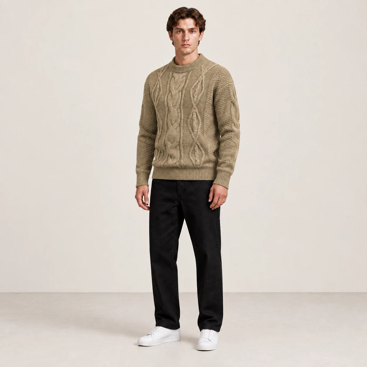 Pull jacquard kaki porté de trois-quarts dans le studio IVAREE.