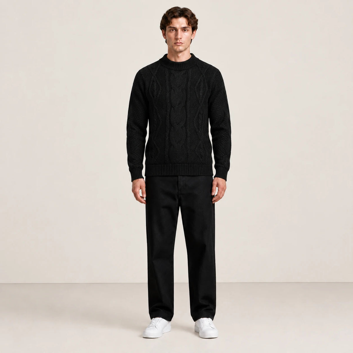 Pull jacquard noir porté de face dans le studio IVAREE.