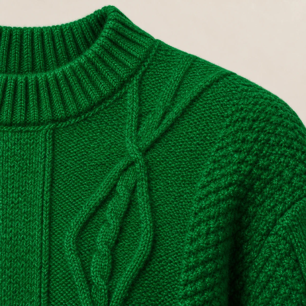 Pull jacquard vert détail de la grosse maille dans le studio IVAREE.