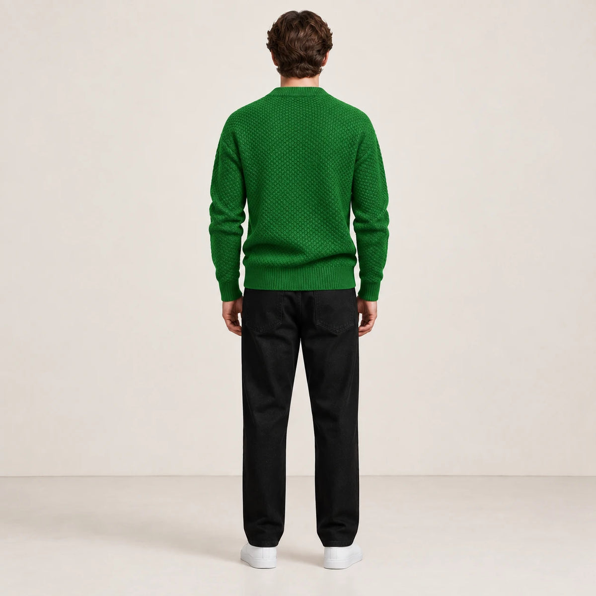 Pull jacquard vert porté de dos dans le studio IVAREE.